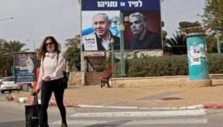 لوحة تُظهر نتنياهو وخصمه يائير لابيد