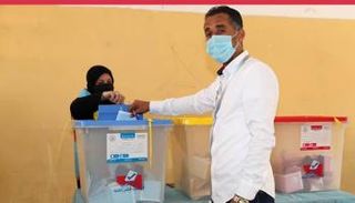 جانب من عملية الاقتراع بأحد المراكز الانتخابية شرقي طرابلس.