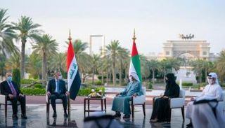 الشيخ محمد بن راشد آل مكتوم خلال استقبال مصطفى الكاظمي 