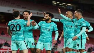 فرحة محمد صلاح مع لاعبي ليفربول 