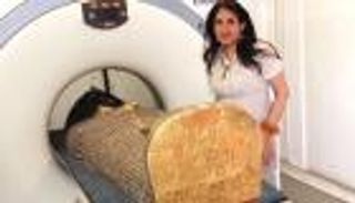 فيديو.. كيف يتم كشف عمر المومياء وكيف قُتلت؟