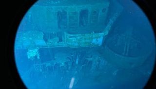 صورة تظهر حطام المدمرة الأمريكية