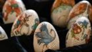 بنقوش تشبه "الدانتيل".. فنانة مجرية تبدع في تزيين بيض الفصح 