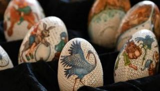 بيض عيد الفصح مزين بنقوش تشبه الدانتيل