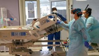 نقل مصاب بكورونا إلى المستشفى بفرنسا- أرشيفية