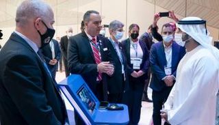 الشيخ حمدان بن محمد بن راشد آل مكتوم، ولي عهد دبي، خلال جولته المعرض
