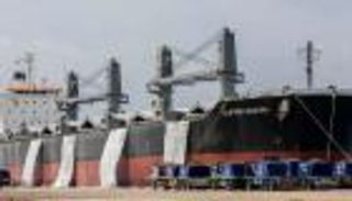 شحن أول سفينة "كلينكر" مصرية لغرب أفريقيا.. شرق بورسعيد ميناء أخضر