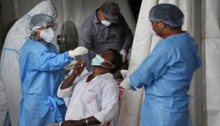 شخص يخضع لاختبار كورونا بالهند- أرشيفية