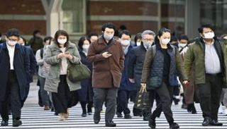 أشخاص يرتدون كمامات للوقاية من كورونا باليابان
