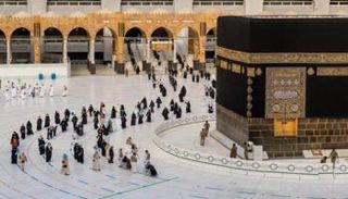 معتمرون يحافظون على التباعد الاجتماعي أثناء الطواف- أرشيفية