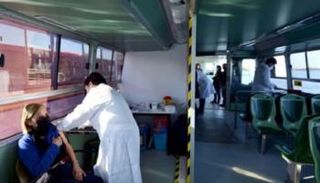 سيدة تتلقى لقاح كوورنا على متن حافلة مائية