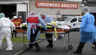 نقل مصاب بكورونا إلى المستشفى في فرنسا- أرشيفية
