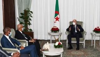 جانب من استقبال الرئيس الجزائري لوزيري الخارجية والدفاع في مالي