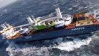 هائمة في المياه تواجه خطر الغرق.. طقس عاصف يجرف سفينة هولندية