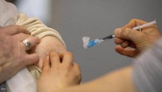 شخص يتلقى لقاحا مضادا لكورونا