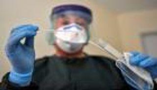 قفزة في إصابات كورونا بإسبانيا.. وتسلم أكبر دفعة لقاحات