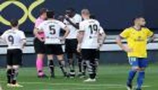 اعتذار مرفوض وتهديد بالاعتزال.. أزمة العنصرية تشعل الدوري الإسباني