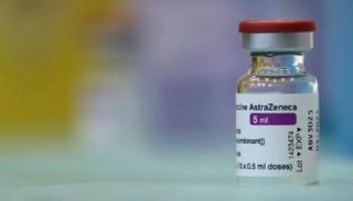 قارورة من لقاح أسترازينيكا