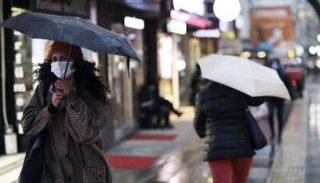 فتاة ترتدي كمامة للوقاية من فيروس كورونا في تركيا