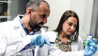 عالمة الأبحاث في الجامعة فرح بينيتو ورئيس برنامج الكيمياء علي طرابلسي