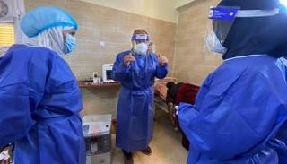 أطقم طبية في أحد المستشفيات الليبية