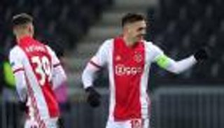 قميص أياكس يضع أرسنال في مرمى نيران الجماهير