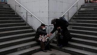 بائع في أحد شوارع إسطنبول يرتدي الكمامة للوقاية من فيروس كورونا