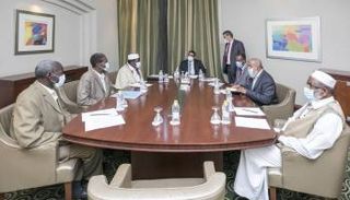 المنفي مع وفد مدينة مرزق الليبية