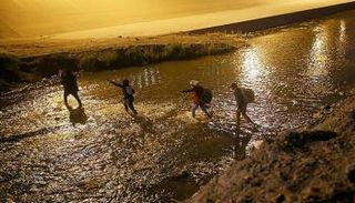 مجموعة من المهاجرين خلال عبور الحدود إلى الولايات المتحدة