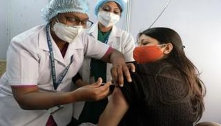 سيدة تتلقى لقاح كورونا بالهند- أرشيفية