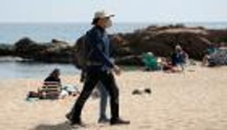 إسبانيا تتراجع عن فرض "الكمامة" على الشواطئ.. تعرف على السبب