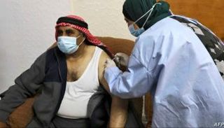 مواطن عراقي يتلقى لقاح كورونا