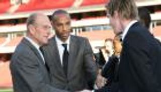 الدوري الإنجليزي ينعى الأمير فيليب.. ومورينيو يخطف الأضواء