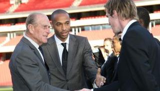 الأمير فيليب في إحدى زياراته لنادي أرسنال