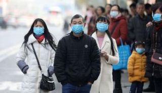 أشخاص يرتدون كمامات للوقاية من كورونا بالصين- أرشيفية