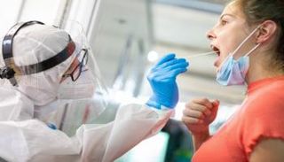 سيدة تخضع لاختبار كورونا في ألمانيا- أرشيفية