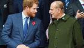 في أزمة ميجان.. هاري يبرئ ساحة فيليب قبل الرحيل