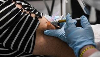 امرأة تتلقى لقاح كورونا (أرشيفية)