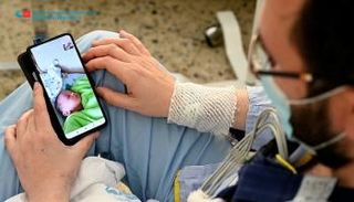 أنطونيو سلفادور يطالع صورة ابنه