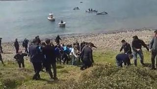 جانب من عمليات إنقاذ طاقم الطائرة المتحطمة