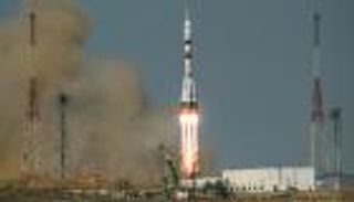 روسيا تحتفي في الفضاء برحلة جاجارين.. صاروخ سويوز يلتحم