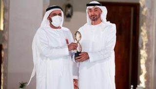 الشيخ محمد بن زايد آل نهيان يسلم جائزة أبوظبي للفريق الركن متقاعد عبيد محمد الكعبي