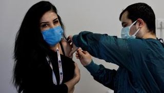 تركية تتلقى لقاح فيروس كورونا