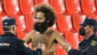 اختبأ 14 ساعة.. تفاصيل مثيرة لواقعة الرجل العاري بالدوري الأوروبي