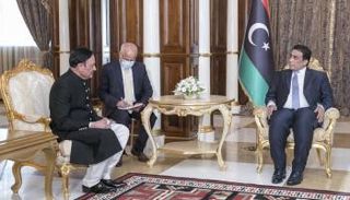 رئيس المجلس الرئاسي المنفي خلال لقائه السفير الباكستاني (الرئاسي)