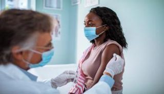 سيدة تتلقى لقاح كورونا بأمريكا 