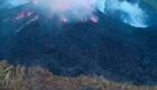 بركان يطرد آلاف السكان للمرة الأولى منذ 42 عاما.. الأسوأ لم يأت بعد