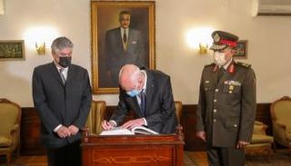 الرئيس التونسي خلال زيارة ضريح عبدالناصر