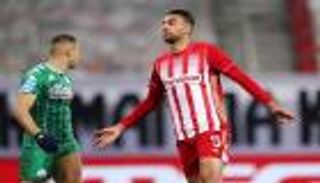 بثنائية كوكا ومشاركة العربي.. أولمبياكوس بطلا للدوري اليوناني