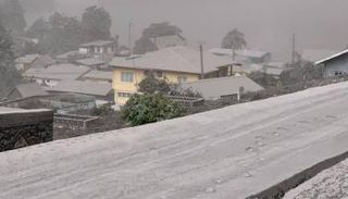 رماد كثيف يغطي جزيرة سانت فنسنت